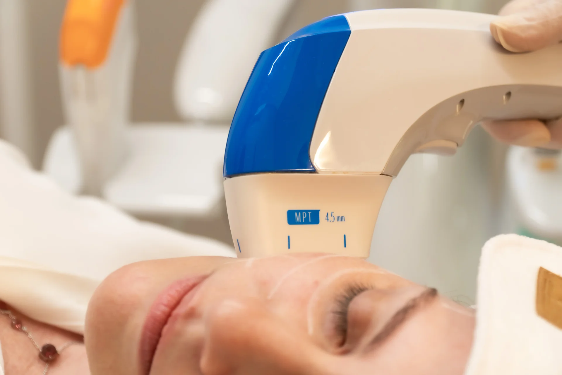 Tecnologia Ultraformer MPT - Ultrassom micro e macrofocado para estímulo de colágeno e tratamento da flacidez facial. Avaliação dermatológica em Uberlândia.